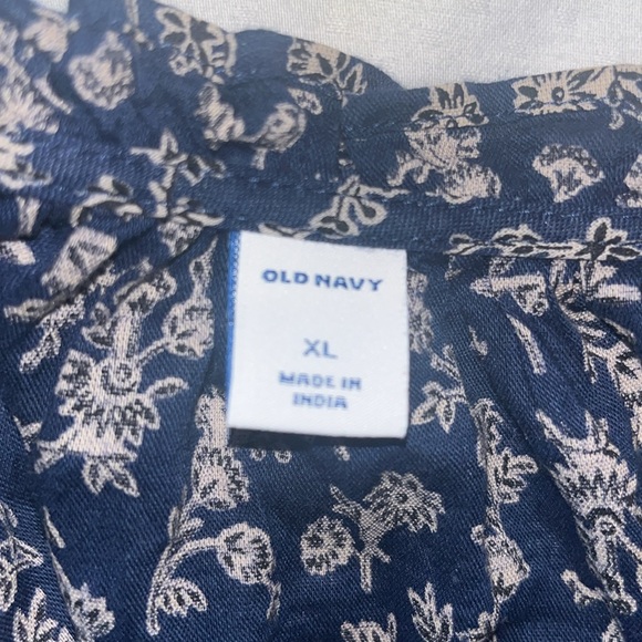 Old Navy Blue w/ white flowers ruffled top. Size XL - Picture 5 of 7